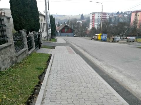 Nový úsek chodníku na ulici Nádražní (Foto: MěÚ Valašské Klobouky)