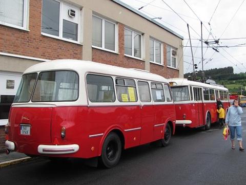 Historický trolejbus s vlečkou (Foto: DSZO)