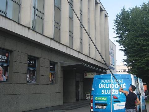 mytí venkovních rámů a oken (Foto: Městské divadlo Zlín)