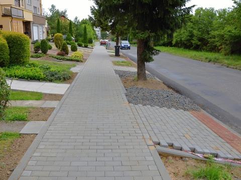 Opravený chodník na ulici Šafaříkova ve VM (Foto: MěÚ Valašské Meziříčí)