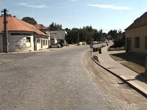 Původní dlážděná silnice III/05018 ve Zlechově (Foto: ŘSZK)