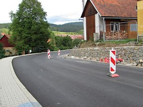 Silnice III/4942 v Újezdě po rekonstrukci (Foto: V.Cekota)