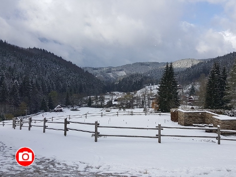První letošní sníh, u hotelu Horal (Foto: Resort Valachy Velké Karlovice)