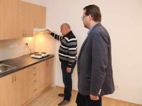 Místostarosta Tomáš Pifka při kolaudaci bytů (Foto: Jiří Žůrek)
