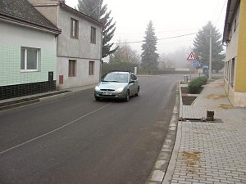 Rekonstruovaný silniční průtah v Roštění (Foto: V. Cekota)