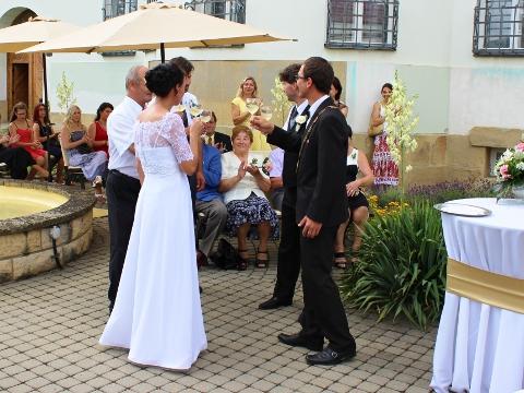 Svatba na zahradě valašskokloboucké radnice (Foto: archiv novomanželů)
