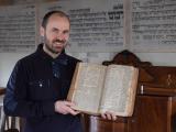 Vratislav Brázdil a Šachova kniha z roku 1677 (Foto: MKS Holešov)