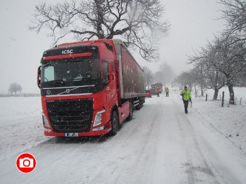 V dopravě pomáhají také hasiči - Slavičín (Foto: HZS ZK)
