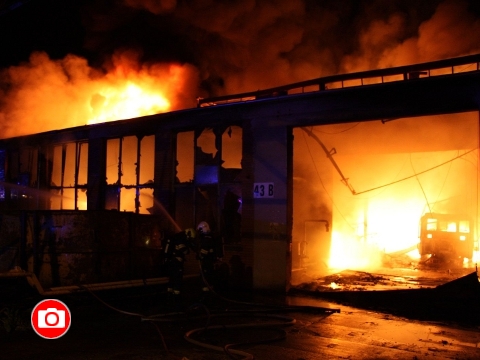 Požár v otrokovickém areálu Toma (Foto: HZS ZK)