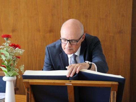 J. E. Dominik Furgler se podepisuje do kroniky města (Foto: MěÚ Zlín)