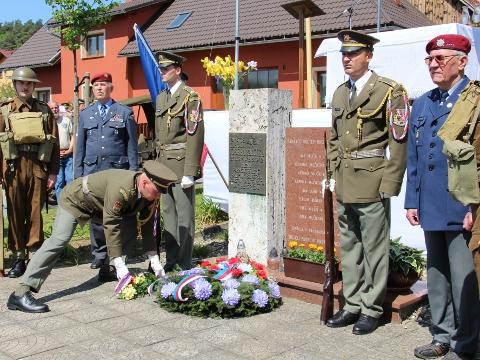 Uctění památky plk. Valčíka a obětí nacistické okupace (Foto: MěÚ V.K.)