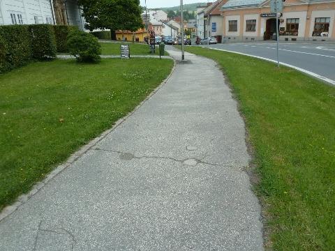 Chodník který se bude opravovat (Foto: MěÚ Vizovice)