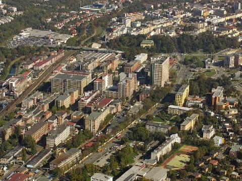 Chodba vede z bývalého továrního areálu (Foto: MěÚ Zlín)