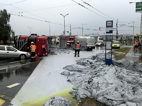 Nehoda v kvítkovické křižovatce v Otrokovicích (Foto: DSZO)