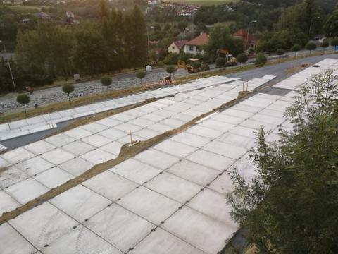 Budované provizorní parkoviště v ulici Česká (Foto: Zlin.cz)