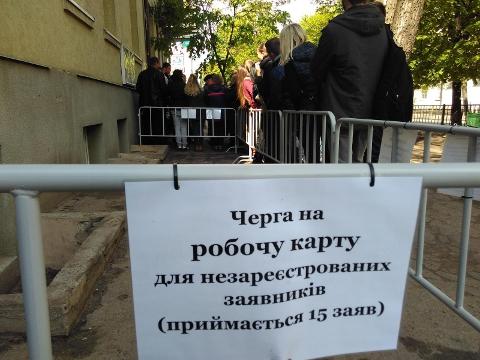 Čekání žadatelů před úřadem (Foto: Policie ČR)