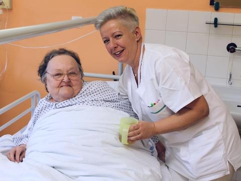 Marcela Šagátová s pacientkou (Foto: Nemocnice Zlínského kraje)