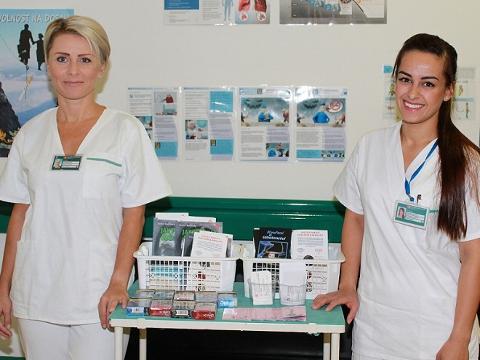 I. Bobovská a A. Šrámková pomáhají zájemcům přestat kouřit (Foto: KNTB)