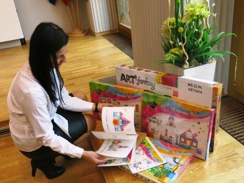 Zástupkyně mateřinek převzaly dárky od města (Foto: MěÚ Zlín)