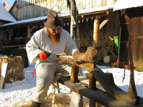 Na dvoře Janíkovy dřevěnice se budou strouhat šindele (Foto: MěÚ VK)