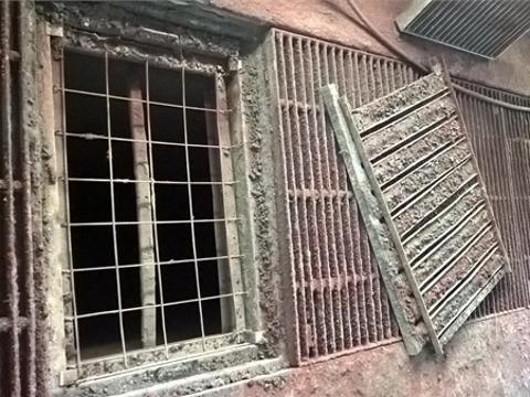 Zanesený podlahový odlučovací systém v lakovně (Foto: ČIŽP)