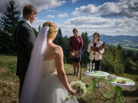 Svatba v přírodní rezervaci Ploščiny (Foto: archiv novomanželů)