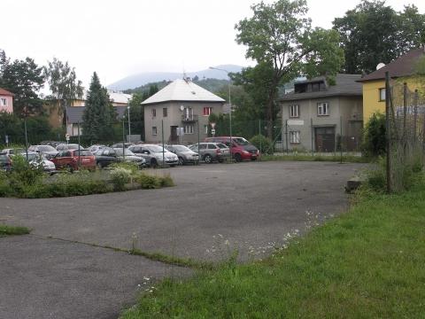 zde vznikne nové parkoviště a hřiště (Foto: MěÚ Rožnov pod Radhoštěm)