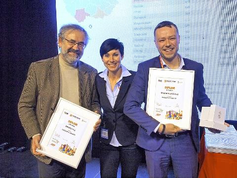 Radní Jan Pijáček (vlevo) převzal ocenění pro kraj. (Foto: archiv pořadatelů) Radní Jan Pijáček (vlevo) převzal ocenění pro kraj. (Foto: archiv pořadatelů)
