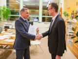 Hejtman převzal investiční záměr od šéfa zpracovatelského týmu (Foto: Jiří Balát)