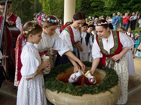Otevírání pramenů (Foto: www.mdkelektra.luhacovice.cz)