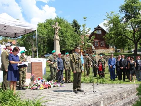 Pietní akt u památníku plk. Josefa Valčíka (Foto: MěÚ Valašské Klobouky)