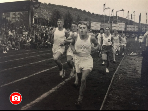 Lehká atletika měla kolem hřiště běžeckou dráhu (Foto: Soukromá sbírka)