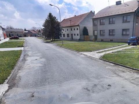 Silnice v Ludslavicích před rekonstrukcí (Foto: archiv ŘSZK)
