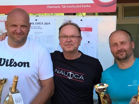 Vítězná dvojice Výmola – Rajnoch s ředitelem turnaje Zatloukalem (Foto: Zlin.cz)