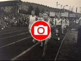 Lehká atletika měla kolem hřiště běžeckou dráhu (Foto: Soukromá sbírka)