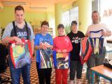 foto: zaměstnanci MKS Holešov a klienti Naděje se svými Nadějnými kabelkami