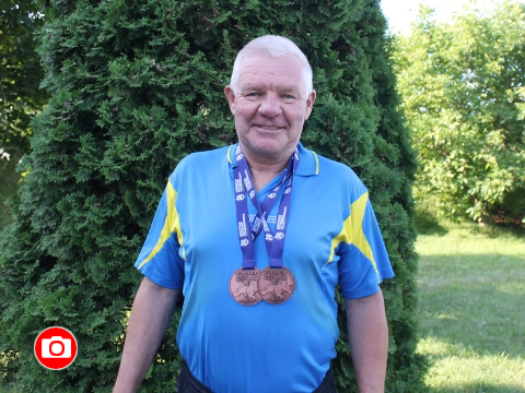 Petr Polák se dvěma cennými bronzovými medailemi (Foto: Zlin.cz)