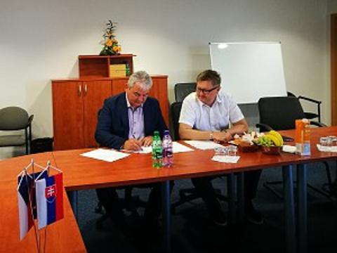 Podepsání dohody v Trenčíně (Foto: ŘSZK)