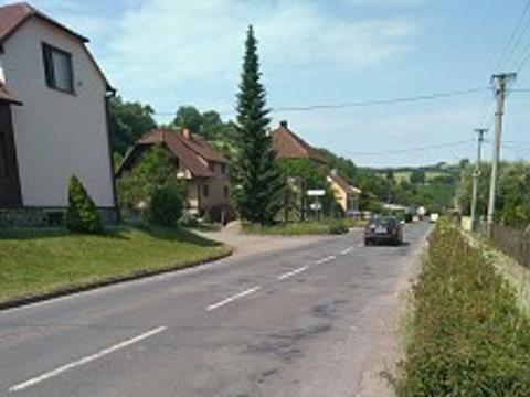 Silnice v Brumově před rekonstrukcí (Foto: ŘSZK - P. Zedková)