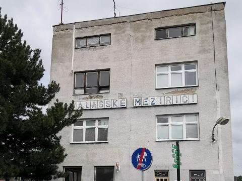 Současný stav nádražní budovy (Foto: MěÚ Valašské Meziříčí)