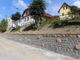 Kramolišova ul. s dokončenou opěrnou zídkou (Foto: MěÚ Valašské Klobouky)