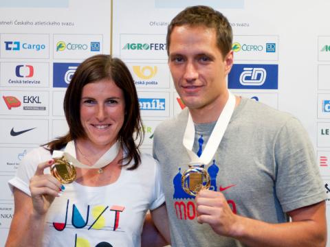 Zuzana Hejnová a Vítězslav Veselý po návratu z MS (Foto: Mediafax.cz)