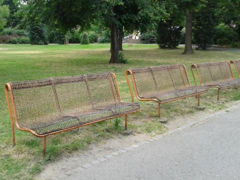 staré lavičky které budou v nejbližších dnech odstraněny (Foto: Zlin.cz)