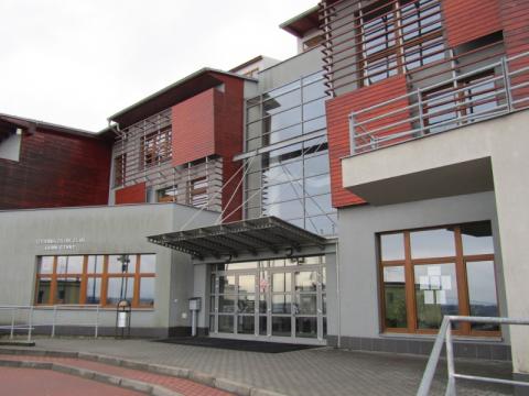 Gymnázium Zlín Lesní čtvrť chystá opravu venkovních nátěrů (Foto: Zlin.cz)