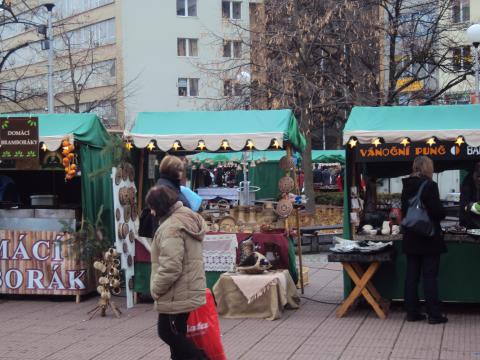 Vánoční trhy nabízejí široký sortiment zboží (Foto: Agentura Čada)