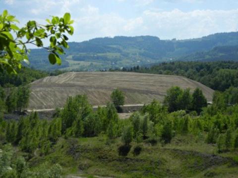 Rekultivace skládky v Hrachovci (Foto: www.valasskemezirici.cz)