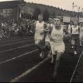 Lehká atletika měla kolem hřiště běžeckou dráhu